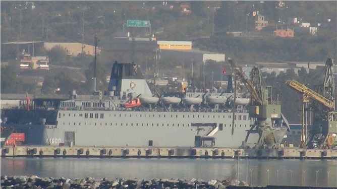 Askeri gemi İskenderun Körfezi'nde