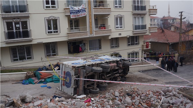 Devrilen kamyonetin altında kalan 1 kişi öldü, 1 kişi yaralandı