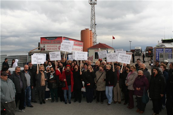 Mudanya’da CHP’liler Büyükşehir’e karşı sessiz eylem yaptı