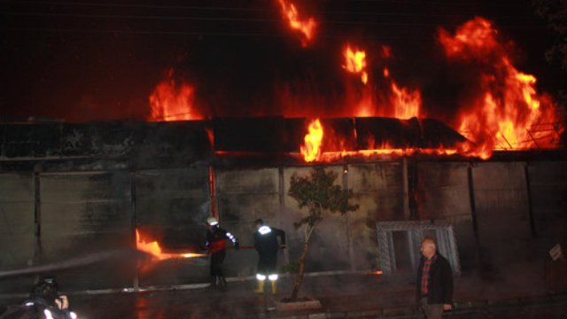 Mersin’de Marangoz Atölyesinde Yangın Çıktı