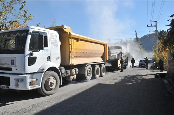 Belediyenin yolları asfaltlama çalışması devam ediyor