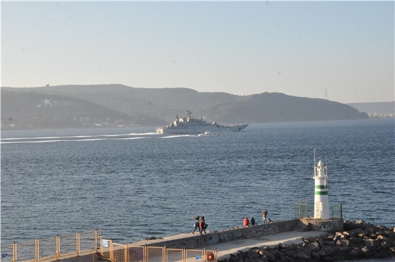 'Füze' ile gündem olan Rus savaş gemisi, Çanakkale Boğazı'ndan geçti