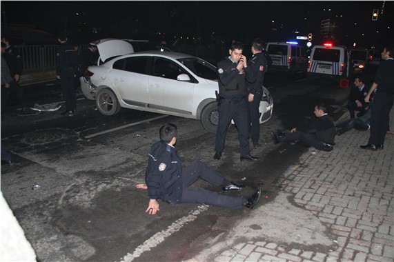 Asayiş uygulaması yapan polislere cip çarptı 9 yaralı