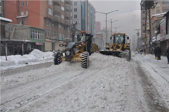 Yüksekova’da kar temizleme çalışması