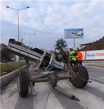 Ters dönen araçtan burnu kanamadan çıktı