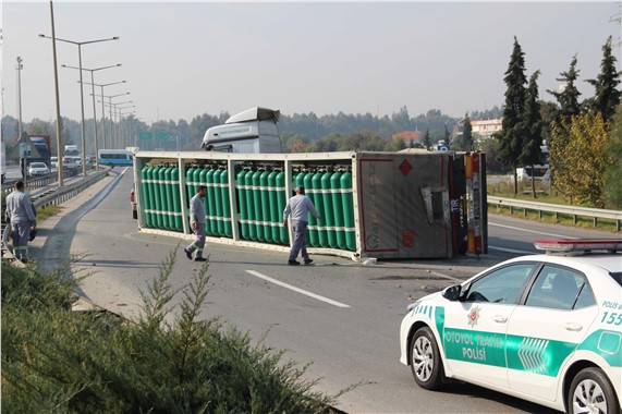 Oksijen tüpü yüklü TIR devrildi, otoyol trafiğe kapandı