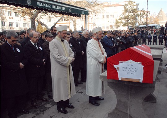 Eşi, babası ve oğlu şehit polisi üniformasıyla uğurladı