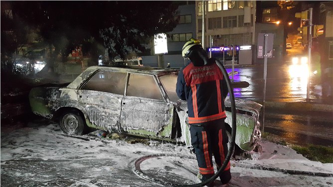 Park halindeki otomobil alev alev yandı