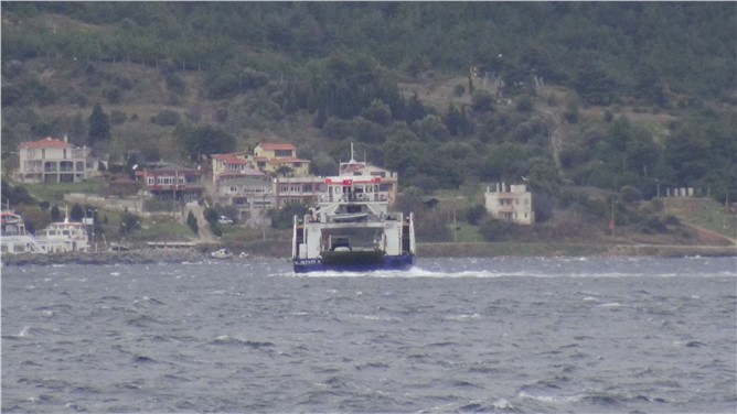 Bozcaada ve Gökçeada feribot seferlerine fırtına engeli