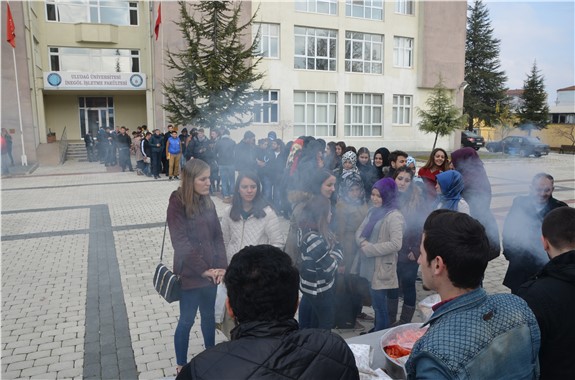 Öğrenciler köfte ekmek için sıraya girdi