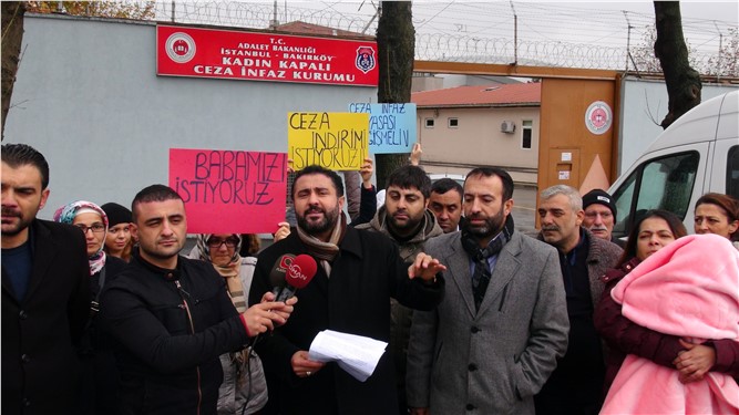 Cezaevi önünde toplanan mahkum yakınları, cezalarda indirim istedi