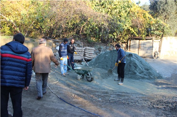 Yusufeli'nin Ahalt Mahallesi'nin ara yolları betonlanıyor