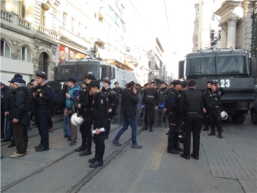 İstiklal Caddesi'nde yürüyüş yapmak isteyen gruba polis müdahalesi