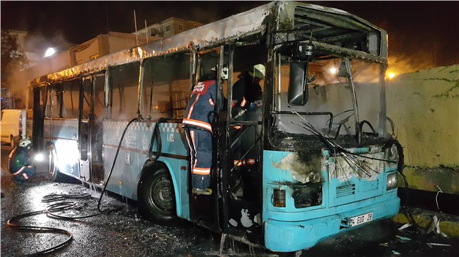 Park halindeki özel halk otobüsü kundaklandı