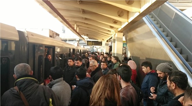 İzmir Metrosu arızalandı, vatandaşlar işlerine gecikmeli gitti