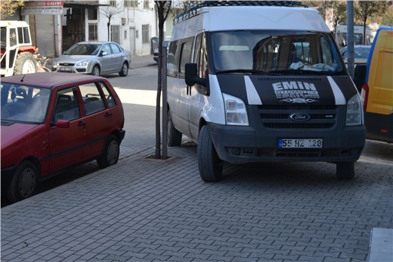 Görme engelli vatandaş, kaldırım üzerine park etmiş araçları aşamıyor