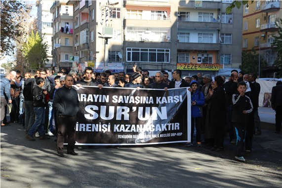 Diyarbakır’da polis, HDP’li grubun yürüyüşüne izin vermedi