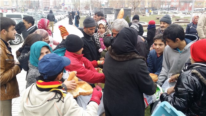 Mahalle muhtarı sığınmacılara günlük ekmek dağıtıyor