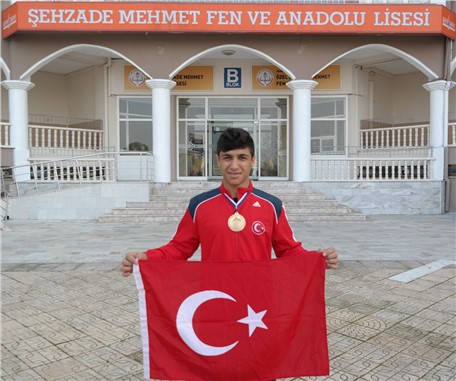 Özel Şehzade Mehmet öğrencisi Sırbistan'dan bronz madalyayla döndü