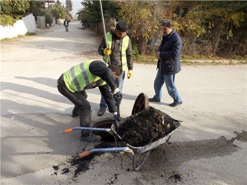 Kırıkhan’da tıkalı ana bacalar temizleniyor