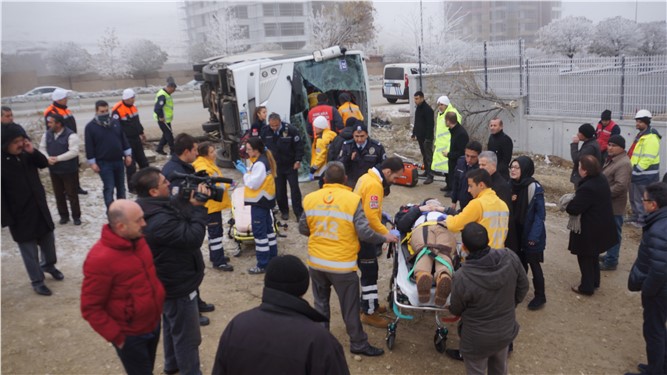 Başkentte buzlu yolda kayan öğrenci servisi devrildi 3’ü ağır 15 yaralı