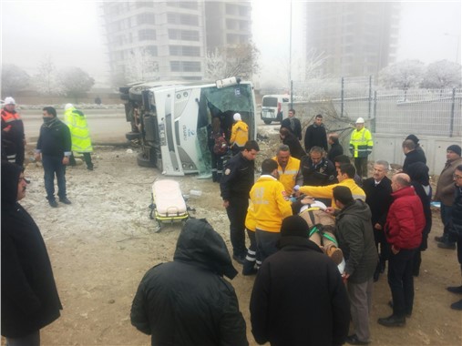 Okul servisi kazasında 3'ü ağır 15 öğrenci yaralandı