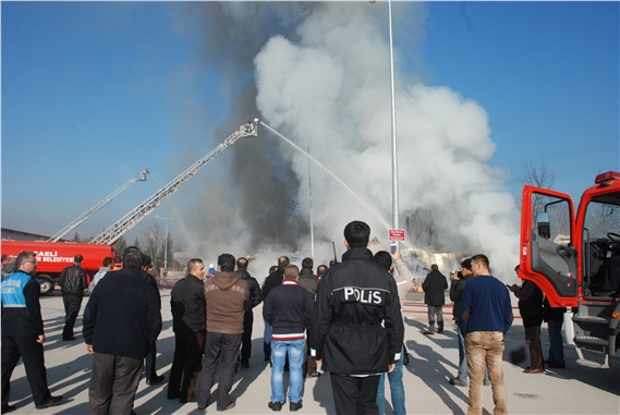 Kocaeli'de hal binasında yangın