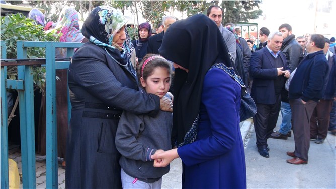 Havalimanındaki patlamada ölen annesini gözyaşıyla uğurladı