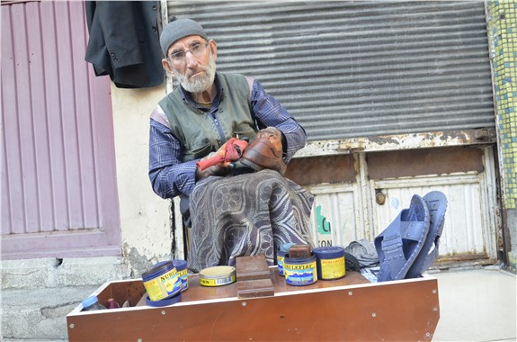 Ayakkabı boyayarak ailesini geçindiriyor