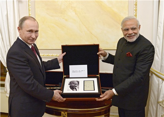 Putin, Modi’ye Gandi’nin günlüğünden bir sayfa ve kılıç hediye etti