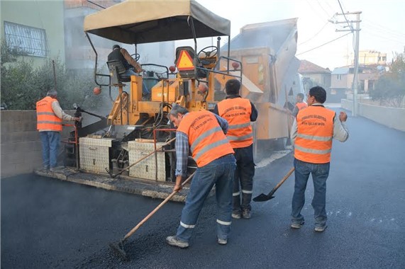 Bozulan yollarda asfaltlama çalışması yapılıyor