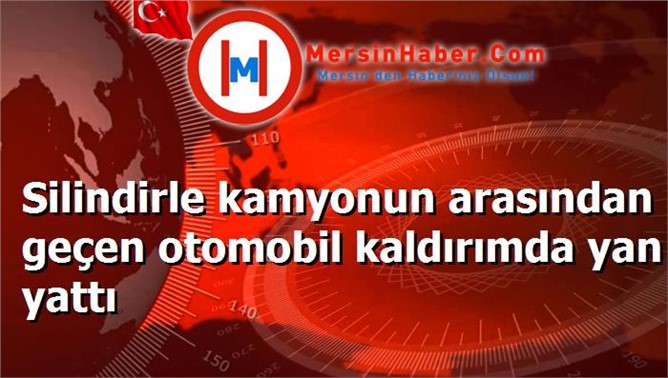 Silindirle kamyonun arasından geçen otomobil kaldırımda yan yattı