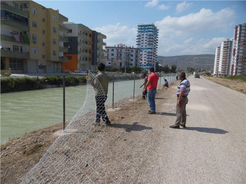 Silifke'de Sulama Kanalına Tel Örgülü Önlem