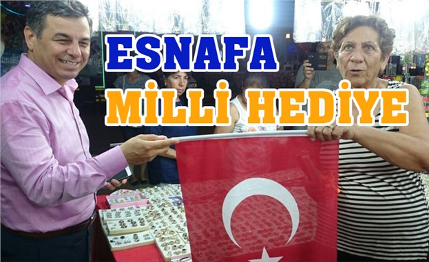 MHP'li Başkan Türe'den Esnaflara Alışveriş Gününde Bayrak Hediyesi