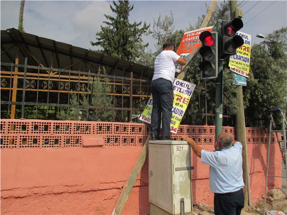 Zabıta, Gelişigüzel Konulan Pano ve Levhaları Kaldırdı