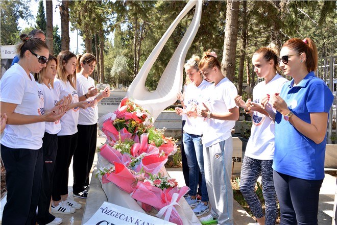 Turnuvaya Katılan Bayan Basketbolculardan Özgecan Aslan'ın Mezarına Ziyaret