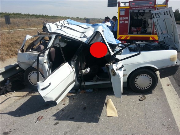 Otoban Yenice Kavşağında Kaza: TIR Otomobile Arkadan Çarptı 2 Ölü 3 Yaralı