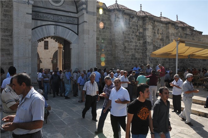 Tarsus Belediyesi Cuma Namazı Sonrası Aşure Dağıttı