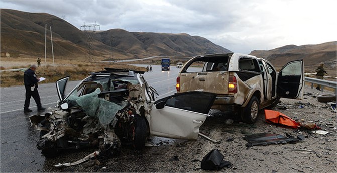 Feci Trafik Kazası: 1'i Bebek Olmak Üzere 5 Ölü 3 Yaralı