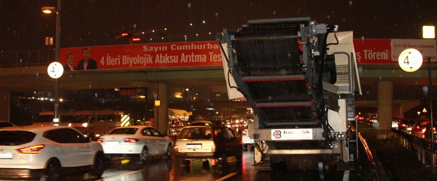 İstanbul'da Takılı Kalan Tır Trafiği Felç Etti