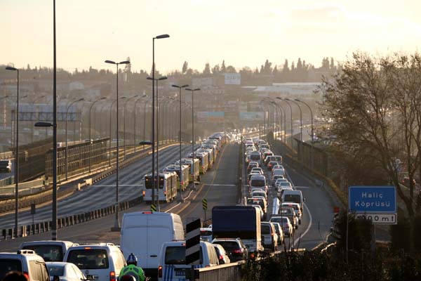 İstanbul'da Haliç Köprüsü'nde Trafiğin Ortasında Araç Alev Alev Yandı!