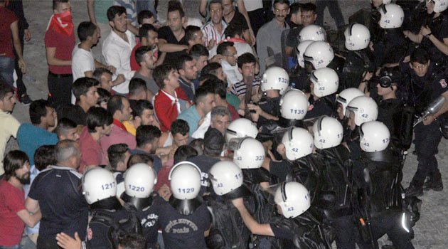 Konya'da 300 Kişilik Grup HDP İl Başkanlığı Binasına Saldırdı