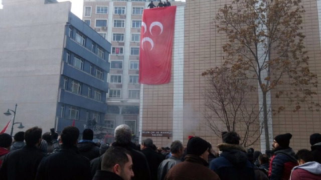 Türkiye'nin Birçok Yerinde HDP Binalarına Saldırı Düzenlendi