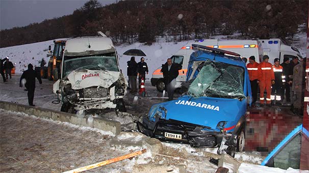 Askeri Araç ile Minibüs Çarpıştı: 2 Şehit 14 Yaralı