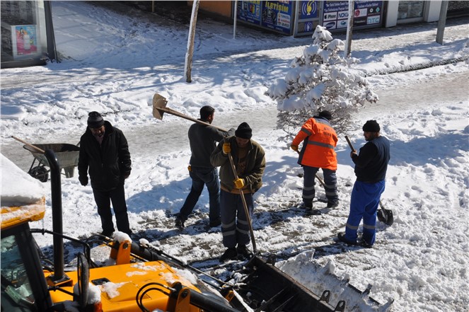 KAR ÇALIŞMASI YAPAN BELEDİYE İŞÇİSİ 6 BİLEZİK BULDU