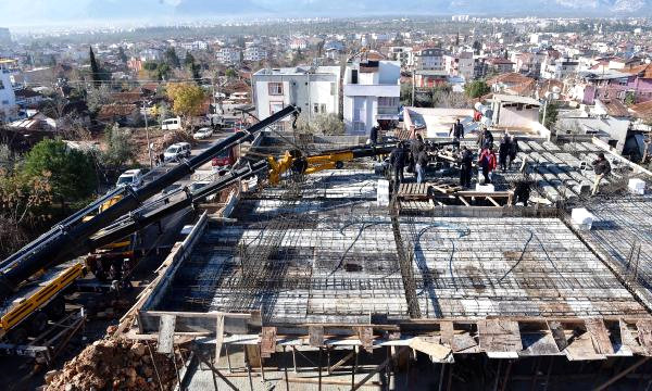 Antalya'da Vinç Kolunun Altında Kalan İşçi Feci Şekilde Can Verdi