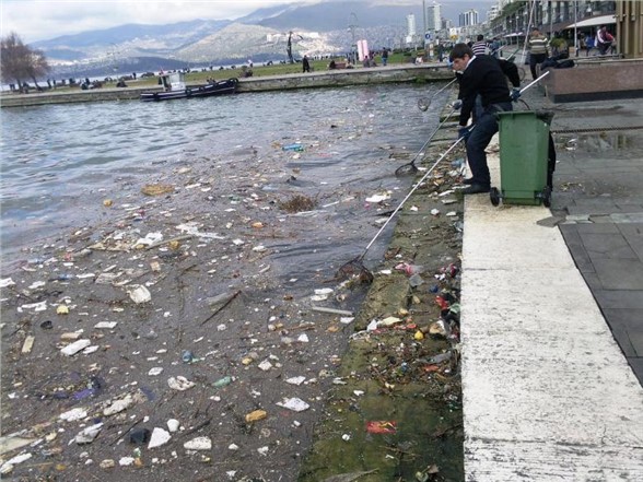 MERSİN 'DENİZE RESMİ EVRAK ATILMIŞ' İDDİASINI KONUŞUYOR