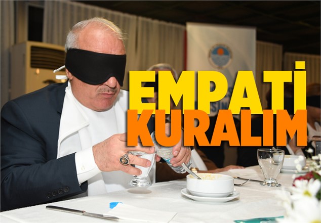 Görme Engellilerle Empati Kurmak İçin Karanlığı Tattılar