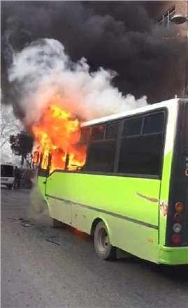 Özel Halk Otobüsü Seyir Halindeyken Alev Alev Yandı