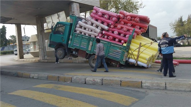 Aşırı Yüklenen Kamyonet Şaha Kalktı